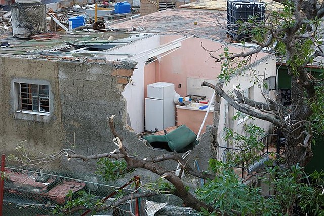 Fotografía de una vivienda afectada por el paso de un tornado en La Habana