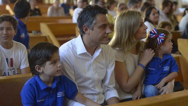 Carlos Calleja empezó su día en una misa en la iglesia San Juan de la Cruz, Villas del Mar.