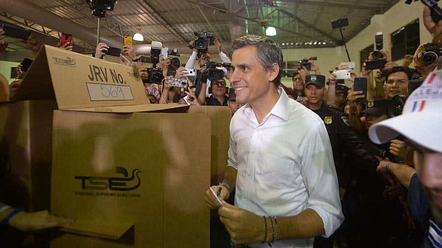 Carlos Calleja en las instalaciones de Cifco para emitir el sufragio.
