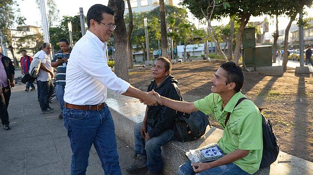 Hugo Martínez, candidato del FMLN, saluda a varias personas en la plaza Barrios.