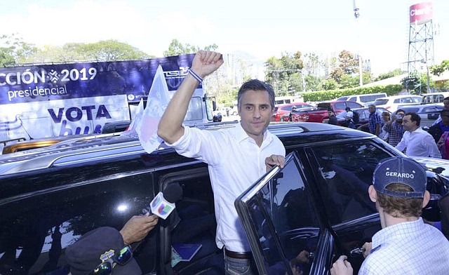 El candidato por la Alianza por un Nuevo País, Carlos Calleja, a su llegada al Cifco.
