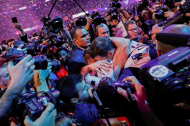 El mariscal de campo de los New England Patriots, Tom Brady (R), abraza al receptor de los New England Patriots, Julian Edelman (L), luego de ganar el Super Bowl LIII