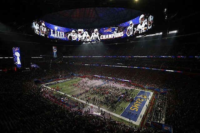 Los jugadores de los New England Patriots celebran en el campo luego de vencer a los Los Angeles Rams en el Super Bowl LIII, en el Mercedes-Benz Stadium en Atlanta
