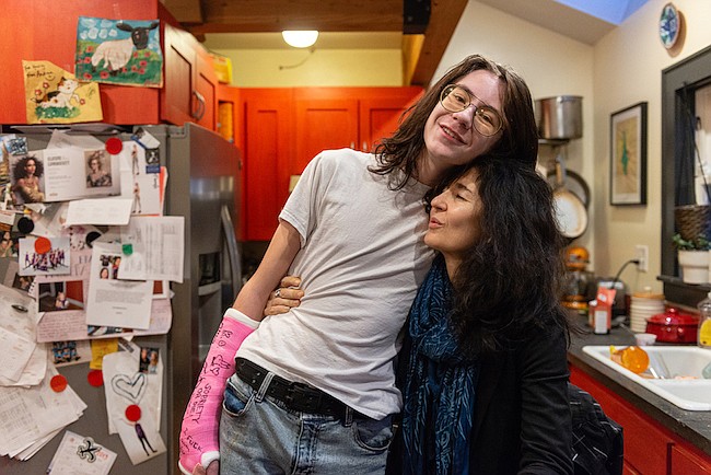 Coltrane Fisher y su madre, Lisa Luengo, el 14 de diciembre de 2018. Luengo, profesora de francés en un colegio comunitario, envió primero a su hijo a un programa de rehabilitación en Utah antes de inscribirlo en Interagency at Queen Anne.