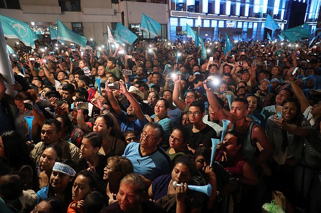 RESPALDO. Simpatizantes de Nayib Bukele celebraron su victoria la noche del domingo 3 de febrero en la Plaza Morazán, en San Salvador.
