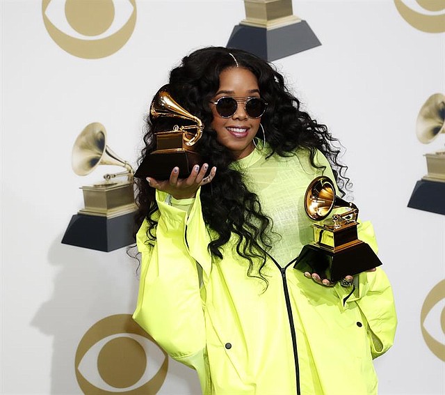 SHOW. La cantante estadounidense H.E.R. posa en la sala de prensa con el Grammy para: Mejor Álbum de R&B y Mejor Interpretación de R&B durante la 61ª ceremonia anual de entrega de premios Grammy en el Staples Center de Los Angeles, California