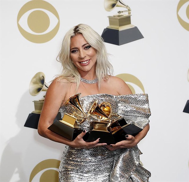 MÚSICA. La cantante y compositora estadounidense Lady Gaga posa en la sala de prensa con el Grammy: Mejor Canción Escrita Para Medios Visuales, Mejor Interpretación de Grupo Pop/Duo, y Mejor Interpretación Pop Solo durante la 61ª Ceremonia Anual de los Premios Grammy en el Staples Center en Los Angeles, California