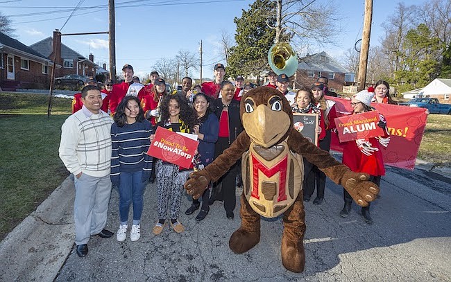 Anuncio. Rocío Mayorga junto con el grupo de estudiantes y la mascota Testudo de la Universidad de Maryland.
