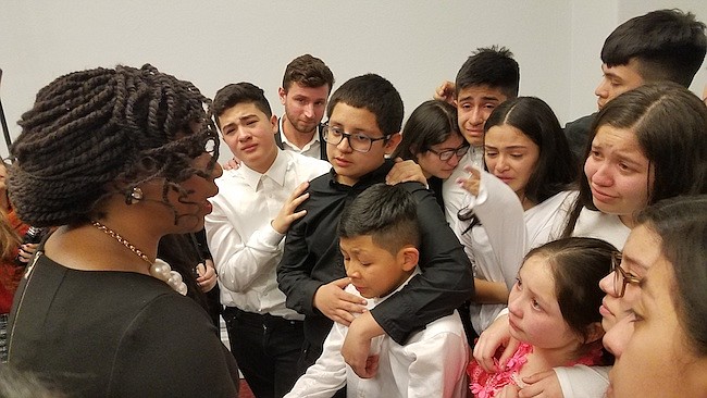 ÁNIMOS. La congresista de Massachusetts, Ayanna Pressley motivó a los niños a seguir luchando por el TPS.