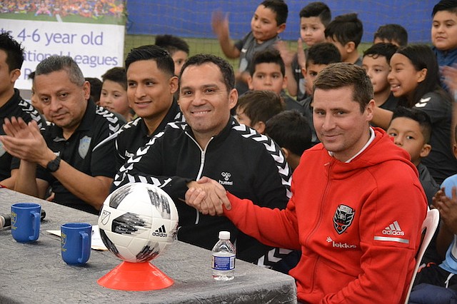 ACUERDO. El presidente de Total Fútbol Club, José Benítez (izq.) estrecha la mano del entrenador principal de Academias del D.C. United, Nate Kish.
