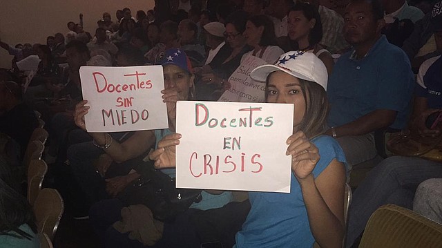 "Docentes en crisis", se lee en la pancarta de un grupo de educadores venezolanos