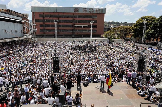 VENEZUELA. El jefe del Parlamento y presidente interino de Venezuela, Juan Guaidó (c), habla durante un encuentro con voluntarios para trabajos de ayuda humanitaria este miércoles en la sede del periódico El Nacional en Caracas