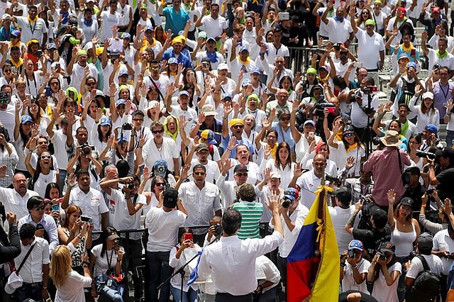VENEZUELA. El jefe del Parlamento y presidente interino de Venezuela, Juan Guaidó (c), habla durante un encuentro con voluntarios para trabajos de ayuda humanitaria este miércoles en la sede del periódico El Nacional en Caracas