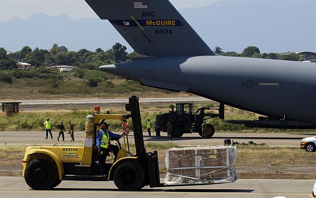 CRISIS. El primero de tres aviones de carga C-17 de la Fuerza Aérea de Estados Unidos aterriza este sábado en el aeropuerto Camilo Daza de Cúcuta (Colombia), con ayuda humanitaria para Venezuela procedente de la base aérea de Homestead