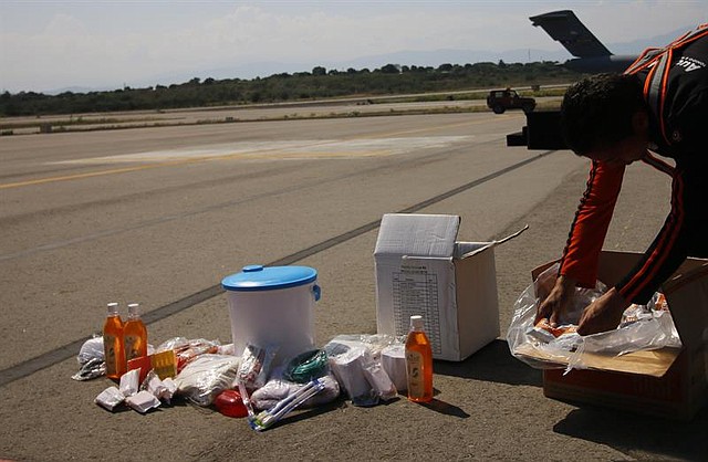 CRISIS. Detalle de las ayudas que llegaron en los aviones de carga C-17 de la Fuerza Aérea de Estados Unidos este sábado en el aeropuerto Camilo Daza de Cúcuta