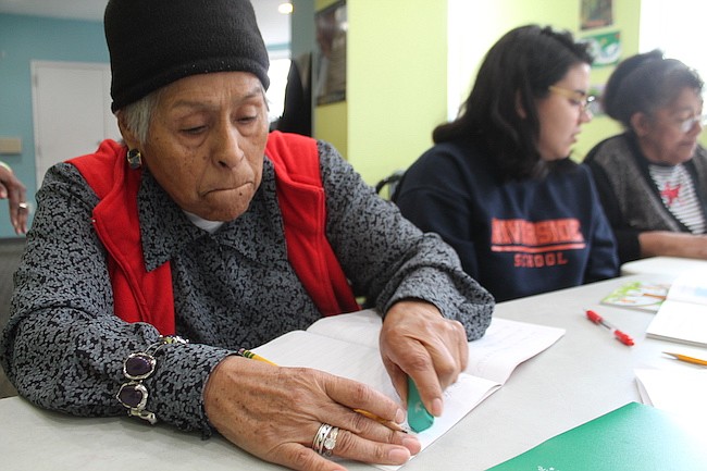 APRENDIENDO. Otilia Mendoza llegó a Estados Unidos hace 33 años, en Perú, su país natal, no terminó el tercer grado, ahora es alumna del primer nivel, para quien no saber escribir ha sido la vergüenza de su vida.