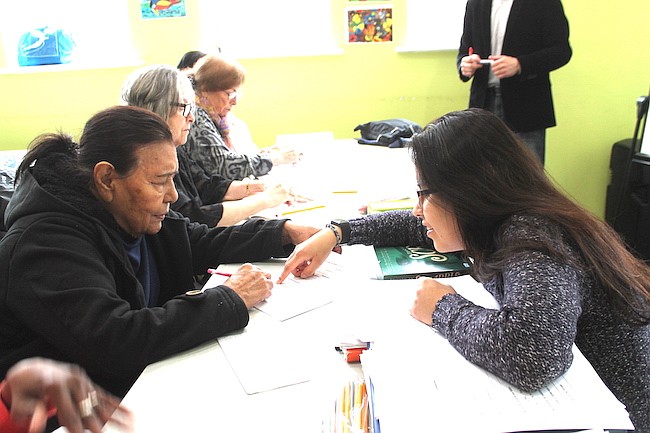 SÍLABAS. Sofía Hernández, estudiante colombiana de George Washington University, se entrega a tarea de enseñarles a las estudiantes de la tercera edad.