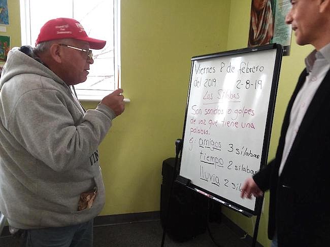 PALABRAS. Carlos Castro Zafra estudió hasta el quinto año de escuela en Perú y ahora se esfuerza por separar a las palabras en sílabas.