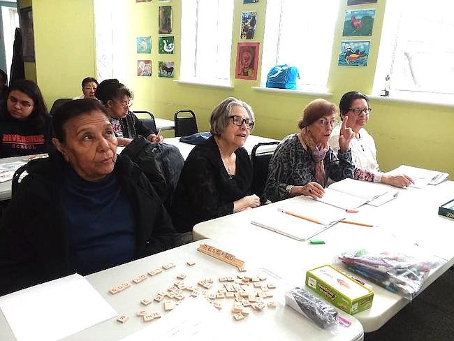 ESTUDIANTES. Carmen Ortiz, oriunda de México, (segunda desde la izq.) escucha a Mario Gamboa, profesor de español.