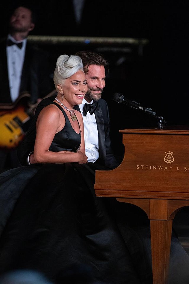 SHOW. Lady Gaga (izq) y Bradley Cooper (dcha) actúan durante la 91º ceremonia de entrega de los premios Óscar celebrada el domingo, día 24, en el Dolby Theatre en Hollywood, California