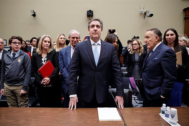 POLÍTICA. El ex abogado personal de Donald Trump, Michael Cohen (c), comparece ante el Comité de Supervisión y Reforma de la Cámara de Representantes