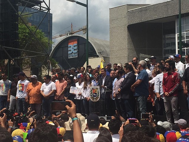 LLEGADA. Guaidó se concentró en una plaza al este de Caracas donde le habló a cientos de venezolanos y convocó a nuevas acciones de calle.