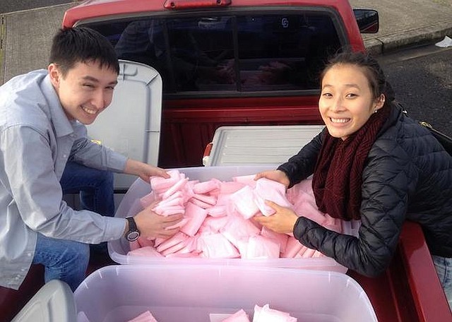 Nadya Okamoto construyó una organización que reparte todos lo que una mujer necesita durante su período menstrual. Ella también contó con el apoyo de Herlead Fellowship.