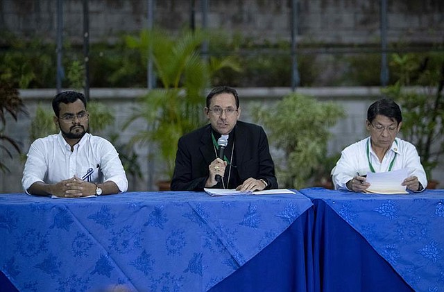 POLÍTICA. El líder universitario y miembro de la Alianza Cívica por la Democracia y la Justicia Max Jerez (i), el nuncio apostólico Waldemar Stanislaw (c), y el canciller de Nicaragua Denis Moncada (d).