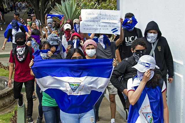 PROTESTA. Estudiantes de la Universidad Centroamericana protestaron el viernes 1 de marzo dentro de la sede educativa en Managua, en contra de Ortega, a pesar de estar prohibidas las manifestaciones.