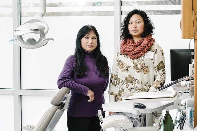 La dentista Huong Le (izq.) alistó a Zona Keo, trabajadora social y profesional de salud mental, para ayudar a los pacientes que expresan sentimientos de soledad e incluso pensamientos suicidas durante las visitas al dentista