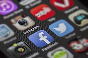 REDES SOCIALES. Foto de los iconos de Instagram y Facebook en un teléfono celular