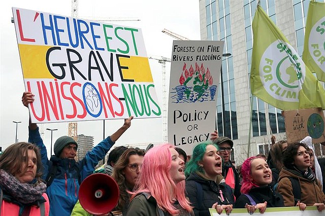 BRUSELAS. Cerca de 30.000 personas se han manifestado este viernes en Bruselas contra el cambio climático en el marco de las manifestaciones internacionales que se están celebrando en más de 1.800 ciudades del mundo por la convocatoria de Friday For Future de una movilización estudiantil contra el calentamiento global