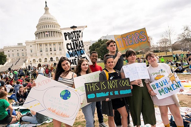 ESTADOS UNIDOS. Jóvenes participan en la huelga escolar convocada por el movimiento "Jóvenes por el Clima" en todo el mundo para exigir a los políticos que adopten medidas en la lucha contra el cambio climático, este viernes en Washington