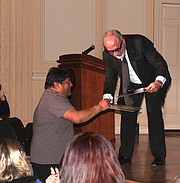 FANS. Emilio Estefan firma algunos discos que le presentó Saúl Callisaya, uno de sus seguidores, durante el conversatorio, en la Biblioteca del Congreso.