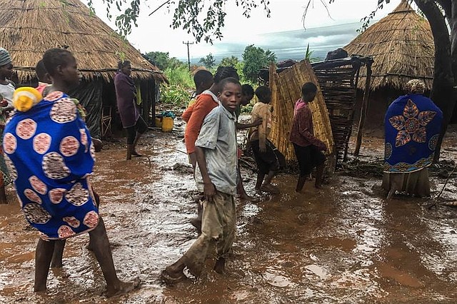 MUNDO. Habitantes de Chiluvi, una aldea del centro de Mozambique, caminan por una calle cubierta de lodo tras el paso del ciclón Idai, este lunes, en Nhamatanda, Mozambique