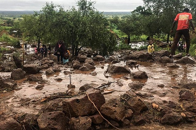 MUNDO. Habitantes de Chiluvi, una aldea del centro de Mozambique, caminan por una calle cubierta de lodo tras el paso del ciclón Idai, este lunes, en Nhamatanda, Mozambique