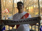 DILEMA. Jefferson Espinal no sabe a qué equipo apoyar. Su padre es de Perú y su madre de El Salvador.