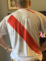 HINCHA. Alexandro Cruz con una camiseta firmada por los jugadores peruanos en el encuentro de 2016.