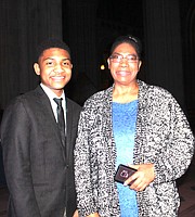 ESTUDIANTE. Daniel Yurbano, junto a su madre, acaba de ser aceptado en tres colegios privados, gracias a las tutorías del LSF. FOTO: Olga Imbaquingo - ETL