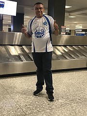 VISITANTE.  Luis Castro, de San Miguel, llegó a Virginia el lunes 18 y posó con su camiseta de La Selecta.