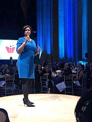 La alcaldesa Muriel Bowser en la gala de Latino Student Fund - FOTO: Olga Imbaquingo ETL