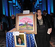 ARTE. Un lienzo del maquilishuat, el árbol nacional de El Salvador, estuvo entre las obras donadas para la subasta de recolección de fondos del LSF. FOTO: Olga Imbaquingo - ETL