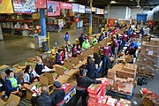 Este año el total se consiguió una dotación de unos 200 mil dólares y los paquetes serán entregados en las 34 localizaciones establecidas de antemano, con lo que los carros repartidores llegarán en horas escalonadas a cada local para entregar las “Bolsas de Amor”. FOTO: Tomás Guevara - ETL