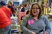 LÍDER. “Son 800 cajas llenas de alimentos y de cariño de nuestros voluntarios para toda nuestra gente”, explica Elda Devarie, fundadora de Bolsas de Amor. FOTO: Tomás Guevara - ETL