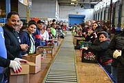 COOPERACIÓN. Gracias a un trabajo en equipo se coordina el llenado de las cajas en una línea de producción de la empresa EMD Sales. FOTP: Tomás Guevara - ETL