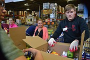 VOLUNTARIOS. Más de 100 personas dejaron sus oficinas y buscaron espacio en sus agendas para llenar las cajas de Bolsas de Amor. FOTO: Tomás Guevara - ETL