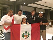 La familia Zúñiga Mendonza, de Woodbridge, con el entrenador peruano Ricardo Careca (der.) en 2016.