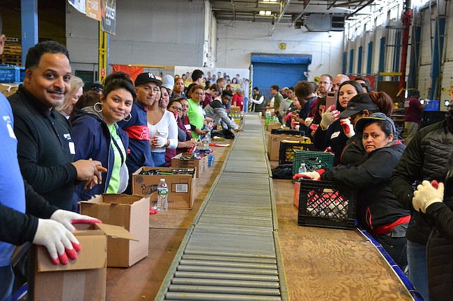 COOPERACIÓN. Gracias a un trabajo en equipo se coordina el llenado de las cajas en una línea de producción de la empresa EMD Sales.