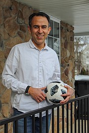 Esteban Serrano jugaba fútbol cuando niño en Quito, Ecuador, y mantuvo la tradición desde que se mudó a los Estados Unidos hace dos décadas.