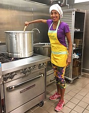 SALUD. Sonia Pessoa cocinando la famosa feijoada del estado de Bahía, en Brasil, para los ancianos latinos que acuden a Vida Senior Center.